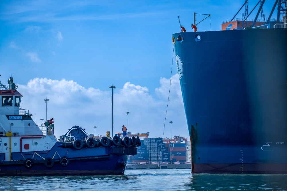 16-VTA-AB-0001-03: Các thủy thủ đang làm dây để kết nối tàu Maran Gas Achilles vào tàu lai dắt. 16-VTA-AB-0001-03: Các thủy thủ đang làm dây để kết nối tàu Maran Gas Achilles vào tàu lai dắt.