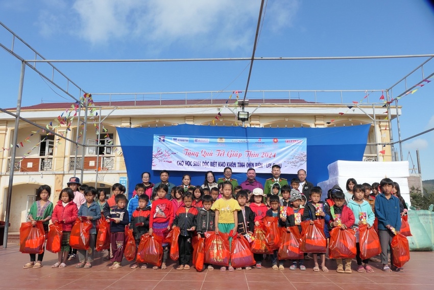 PETROSETCO mang Tết ấm áp đến người dân Điện Biên và Lai Châu PETROSETCO mang Tết ấm áp đến người dân Điện Biên và Lai Châu