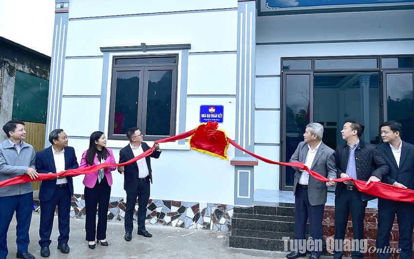 Petrovietnam trao tặng 500 triệu đồng cho quỹ Tết vì người nghèo tỉnh Tuyên Quang Petrovietnam trao tặng 500 triệu đồng cho quỹ Tết vì người nghèo tỉnh Tuyên Quang