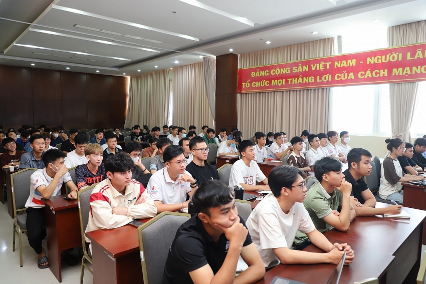 PVU tổ chức nói chuyện chuyên đề về “Những thử thách và giải pháp về An toàn và quy trình sản xuất” PVU tổ chức nói chuyện chuyên đề về “Những thử thách và giải pháp về an toàn và quy trình sản xuất”