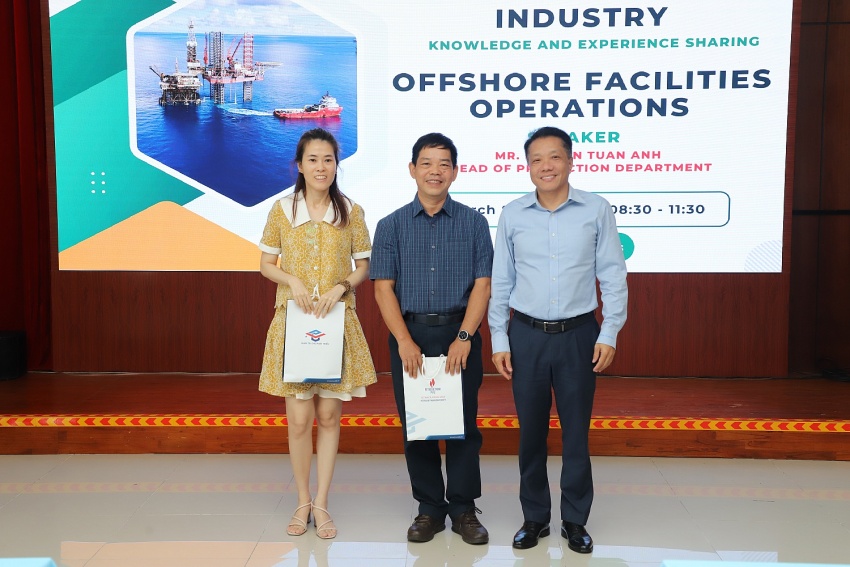 PVU tổ chức nói chuyện chuyên đề về “Những thử thách và giải pháp về An toàn và quy trình sản xuất” PVU tổ chức nói chuyện chuyên đề về “Những thử thách và giải pháp về an toàn và quy trình sản xuất”