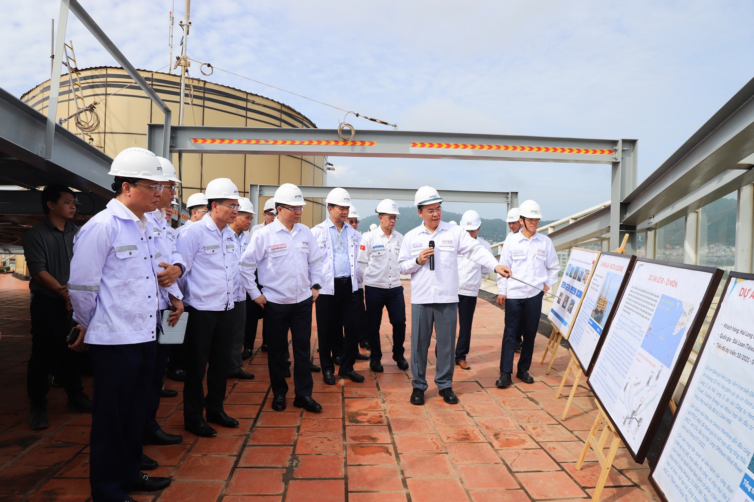 Chủ tịch HĐTV Petrovietnam Lê Mạnh Hùng thị sát khu vực thi công chân đế điện gió ngoài khơi của PTSC Chủ tịch HĐTV Petrovietnam Lê Mạnh Hùng thị sát khu vực thi công chân đế điện gió ngoài khơi của PTSC