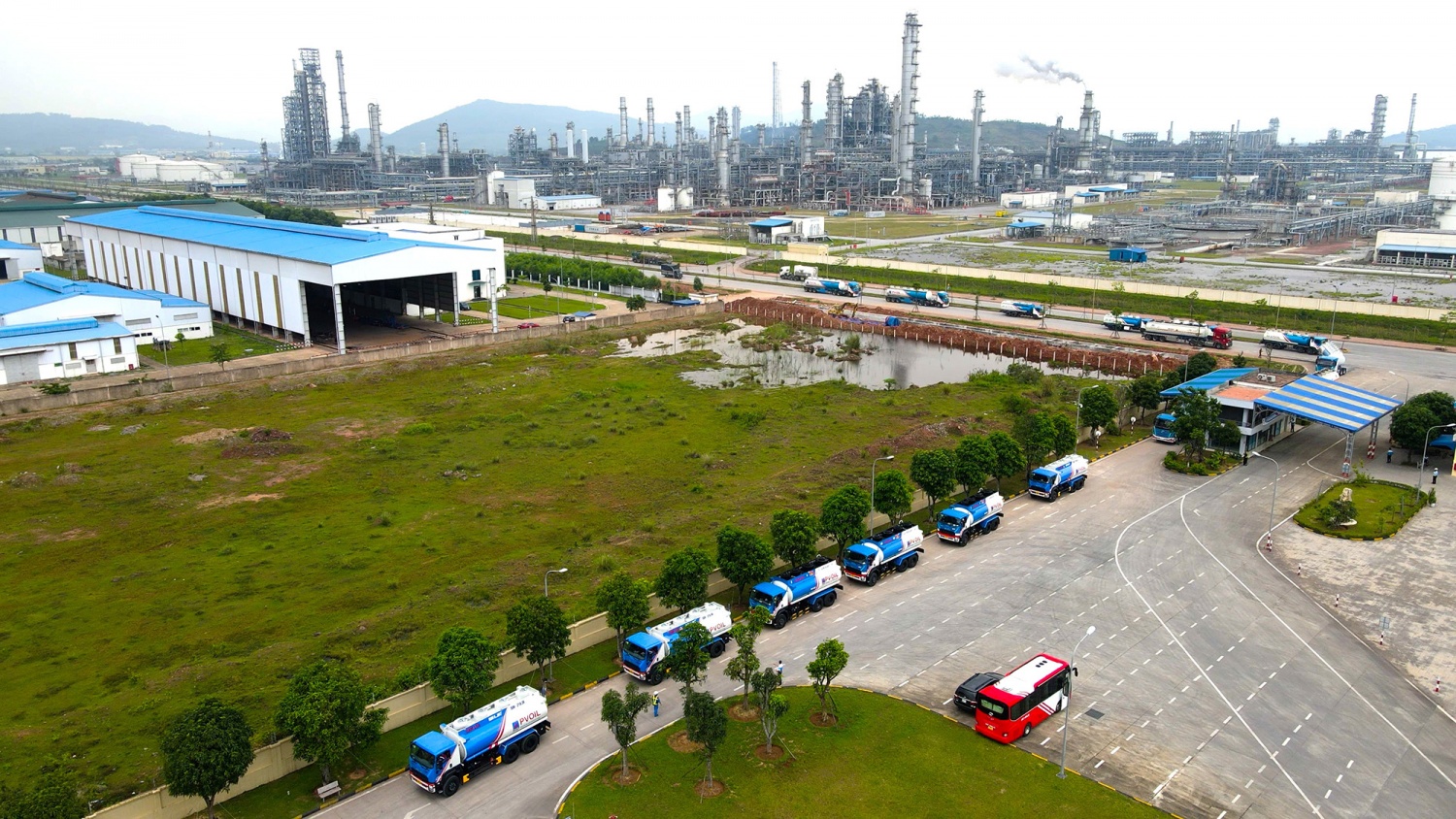 Trước những biến động của thị trường, Petrovietnam vẫn đảm bảo cung ứng các sản phẩm thiết yếu phục vụ phát triển kinh tế - xã hội Trước những biến động của thị trường, Petrovietnam vẫn đảm bảo cung ứng các sản phẩm thiết yếu phục vụ phát triển kinh tế - xã hội