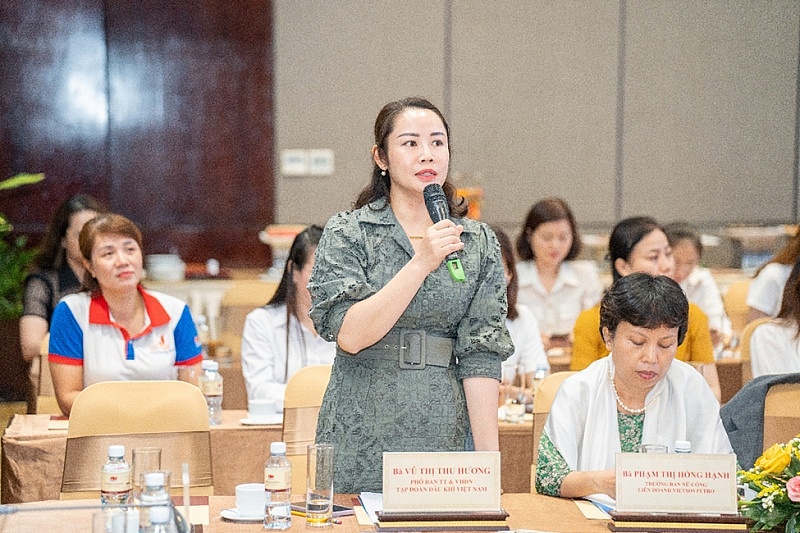 Bà Vũ Thị Thu Hương - Phó Trưởng ban Truyền thông Văn hóa doanh nghiệp Tập đoàn Dầu khí Việt Nam phát biểu chỉ đạo tại Hội nghị Bà Vũ Thị Thu Hương - Phó Trưởng ban Truyền thông Văn hóa doanh nghiệp Tập đoàn Dầu khí Việt Nam phát biểu chỉ đạo tại Hội nghị