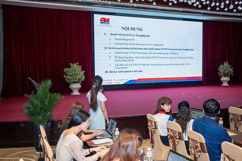 Vietsovpetro đạt kết quả tích cực trong công tác truyền thông Cẩm nang Văn hóa Vietsovpetro đạt kết quả tích cực trong công tác truyền thông Cẩm nang Văn hóa