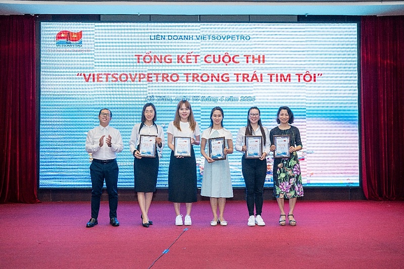 Vietsovpetro đạt kết quả tích cực trong công tác truyền thông Cẩm nang Văn hóa Vietsovpetro đạt kết quả tích cực trong công tác truyền thông Cẩm nang Văn hóa