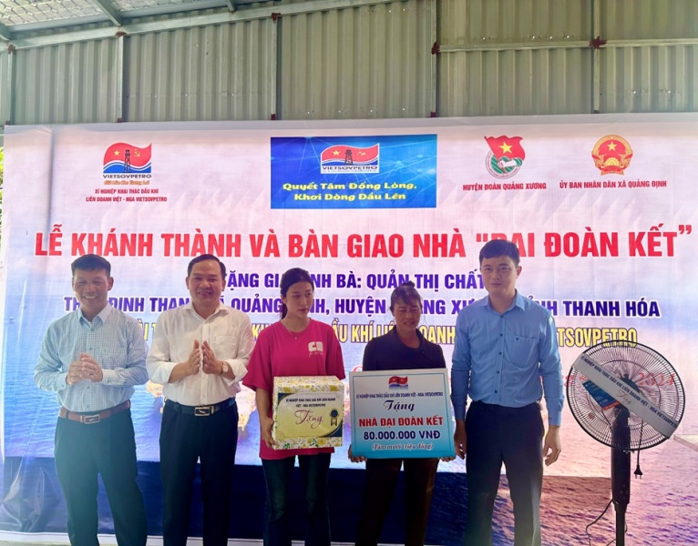 Xí nghiệp Khai thác Dầu khí trao nhà đại đoàn kết tại Quảng Xương, Thanh Hóa Xí nghiệp Khai thác Dầu khí trao nhà Đại đoàn kết tại Quảng Xương, Thanh Hóa