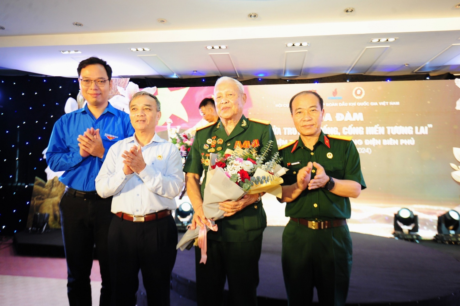 Hội CCB Tập đoàn tổ chức Tọa đàm: “Tiếp lửa truyền thống, cống hiến tương lai” Hội CCB Tập đoàn tổ chức Tọa đàm: “Tiếp lửa truyền thống, cống hiến tương lai”