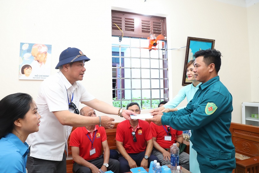 Petrovietnam thăm, động viên cán bộ chiến sĩ, người dân tại huyện đảo Trường Sa và Nhà giàn DK1/9 – Ba Kè