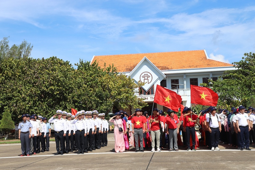 Petrovietnam thăm, động viên cán bộ chiến sĩ, người dân tại huyện đảo Trường Sa và Nhà giàn DK1/9 – Ba Kè