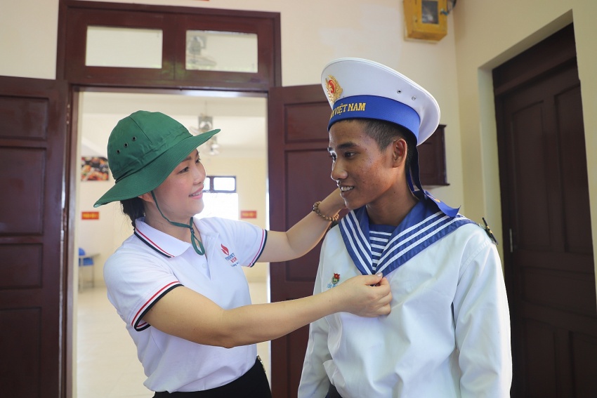 Petrovietnam thăm, động viên cán bộ chiến sĩ, người dân tại huyện đảo Trường Sa và Nhà giàn DK1/9 – Ba Kè