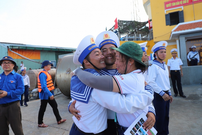 Petrovietnam thăm, động viên cán bộ chiến sĩ, người dân tại huyện đảo Trường Sa và Nhà giàn DK1/9 – Ba Kè