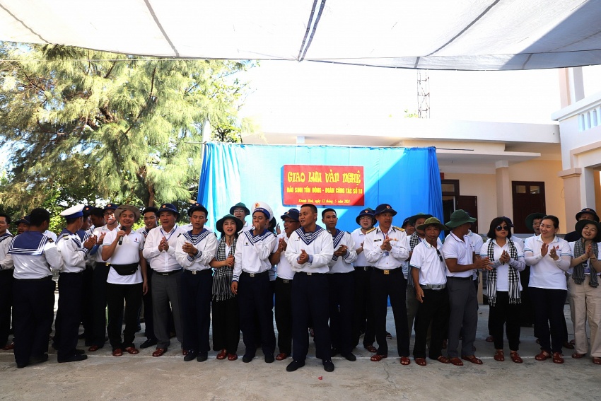 Petrovietnam thăm, động viên cán bộ chiến sĩ, người dân tại huyện đảo Trường Sa và Nhà giàn DK1/9 – Ba Kè