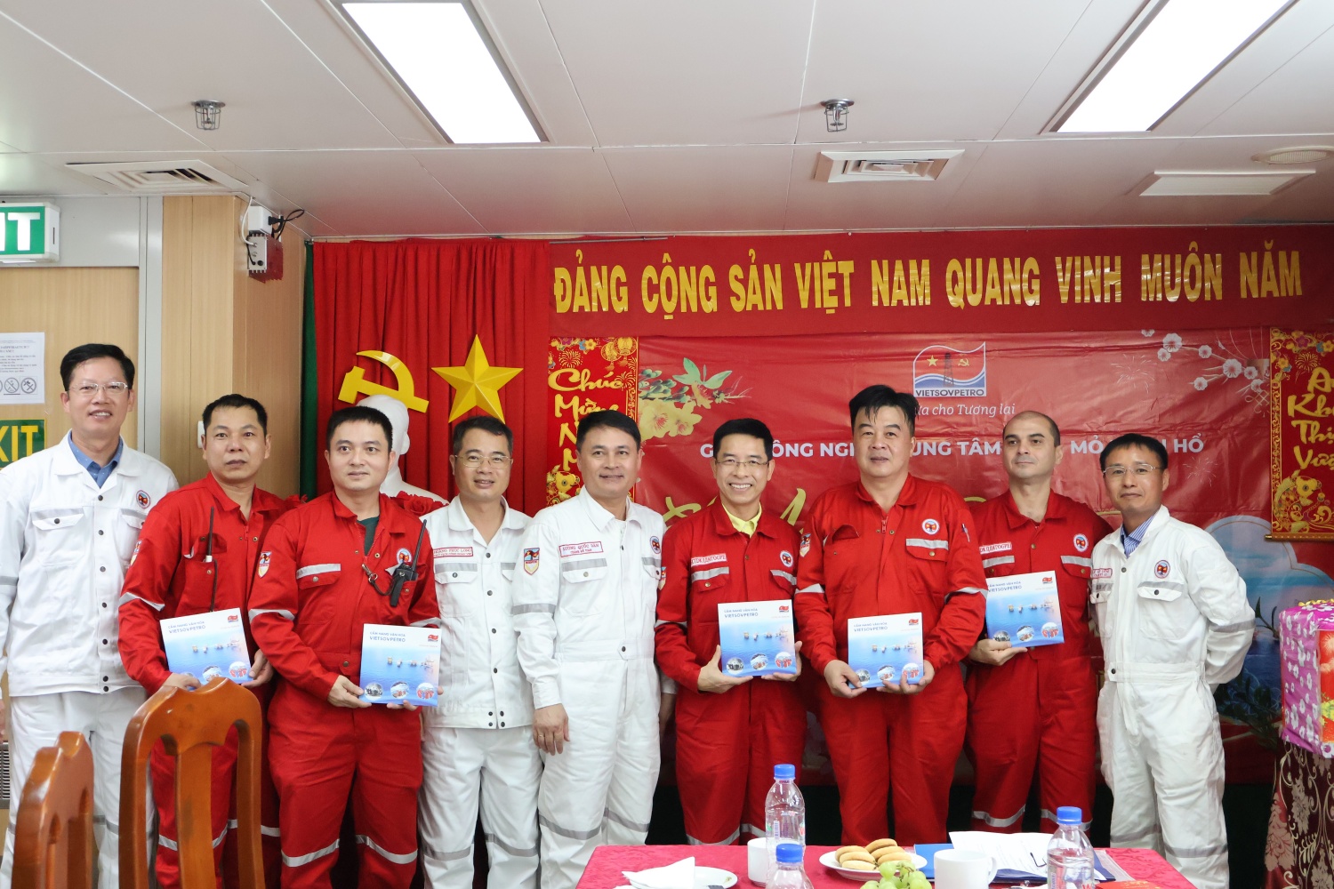 “Một đội ngũ, một mục tiêu” cho dòng dầu chảy mãi “Một đội ngũ, một mục tiêu” cho dòng dầu chảy mãi