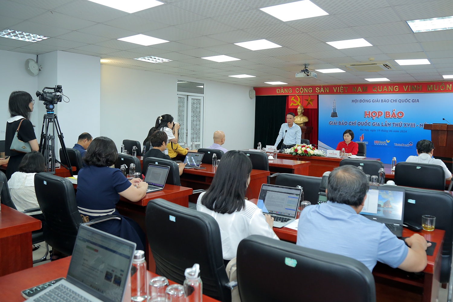 Petrovietnam đồng hành cùng Lễ trao Giải Báo chí Quốc gia lần thứ XVIII Petrovietnam đồng hành cùng Lễ trao Giải Báo chí Quốc gia lần thứ XVIII