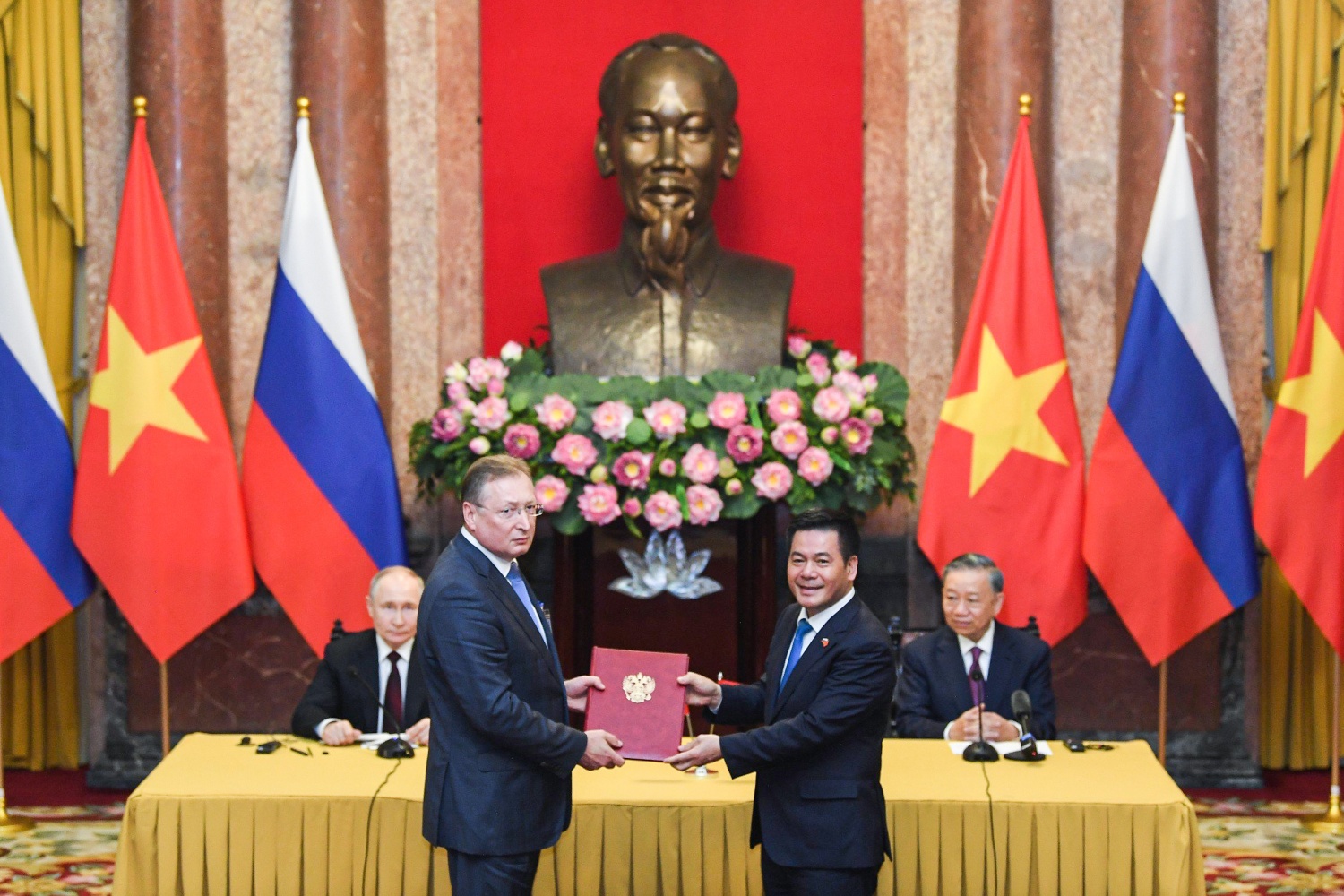 Petrovietnam và Novatek (Nga) trao Biên bản ghi nhớ hợp tác tại Việt Nam Petrovietnam và Novatek (Nga) trao Biên bản ghi nhớ hợp tác tại Việt Nam