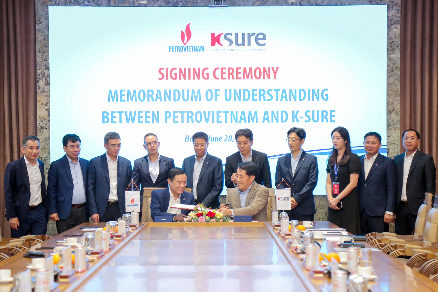 Petrovietnam ký kết Biên bản ghi nhớ với Tổ chức Bảo hiểm Thương mại Hàn Quốc (K-SURE) Petrovietnam ký kết Biên bản ghi nhớ với Tổ chức Bảo hiểm Thương mại Hàn Quốc (K-SURE)
