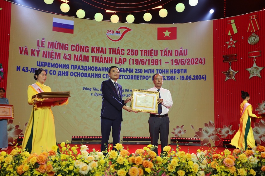 Thành tích đáng tự hào của Vietsovpetro Tập thể lao động quốc tế Vietsovpetro đón nhận nhiều danh hiệu cao quý