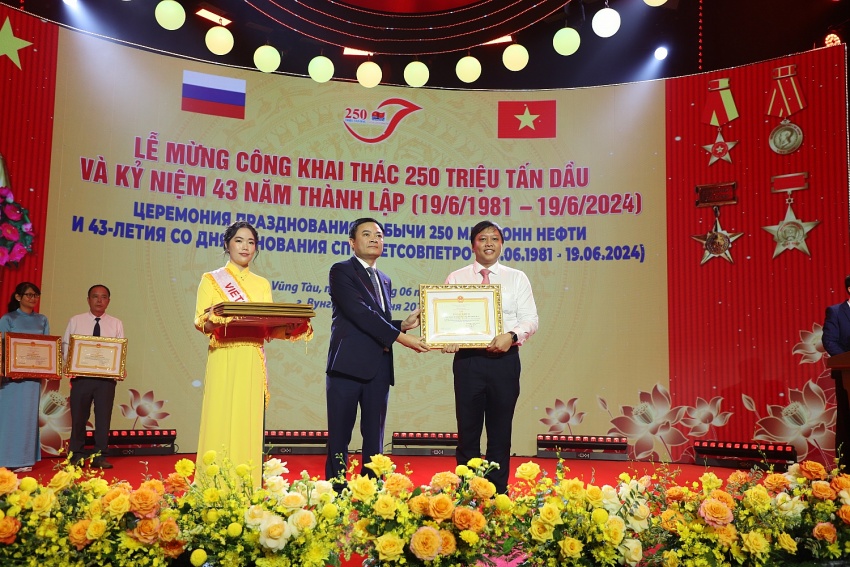 Thành tích đáng tự hào của Vietsovpetro Tập thể lao động quốc tế Vietsovpetro đón nhận nhiều danh hiệu cao quý