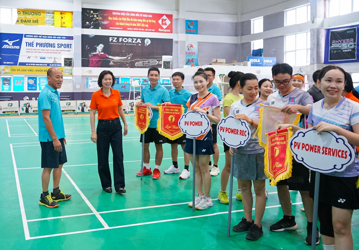 Bà Ngô Hồng Vân - Phó Bí Thư Thường trực Đảng uỷ, Chủ tịch Công đoàn PV Power và ông Hoàng Xuân Thành - Bí thư chi bộ, chủ tịch HĐQT công ty CP Thuỷ điện Hủa na trao cờ lưu niệm cho các đơn vị tham gia Giải Bà Ngô Hồng Vân - Phó Bí Thư Thường trực Đảng uỷ, Chủ tịch Công đoàn PV Power và ông Hoàng Xuân Thành - Bí thư chi bộ, chủ tịch HĐQT công ty CP Thuỷ điện Hủa na trao cờ lưu niệm cho các đơn vị tham gia Giải