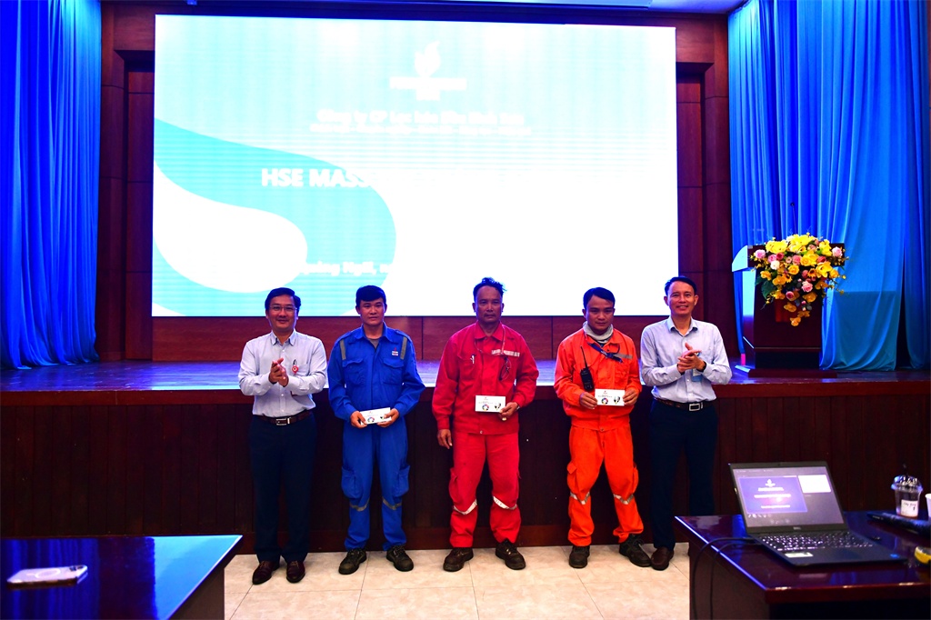 Trao thưởng cho các nhân sự nhà thầu có thành tích xuất sắc trong công tác an toàn Trao thưởng cho các nhân sự nhà thầu có thành tích xuất sắc trong công tác an toàn