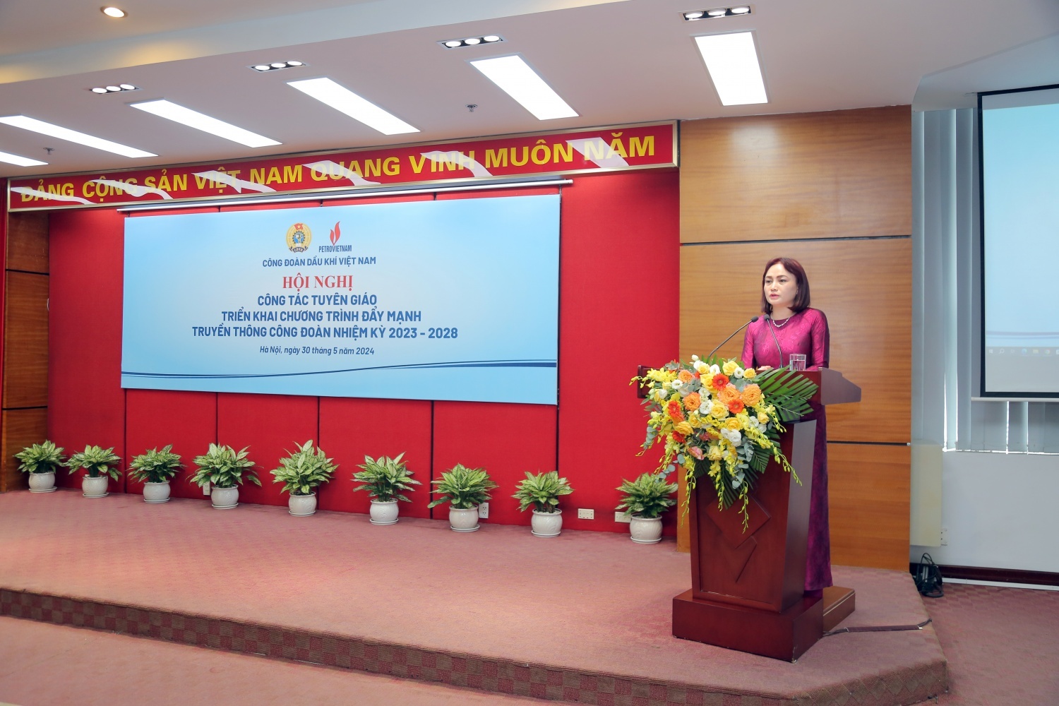Để vun đắp niềm tin yêu với tổ chức công đoàn trong mỗi đoàn viên, người lao động, CĐ DKVN xác định công tác truyền thông công đoàn là một trong những giải pháp quan trọng, góp phần ổn định tư tưởng, đấu tranh phản bác với những quan điểm sai trái, đồng thời nắm bắt tâm tư, nguyện vọng của đoàn viên, NLĐ để có những chính sách bảo vệ, chăm lo quyền và lợi ích phù hợp Để vun đắp niềm tin yêu với tổ chức công đoàn trong mỗi đoàn viên, người lao động, CĐ DKVN xác định công tác truyền thông công đoàn là một trong những giải pháp quan trọng, góp phần ổn định tư tưởng, đấu tranh phản bác với những quan điểm sai trái, đồng thời nắm bắt tâm tư, nguyện vọng của đoàn viên, NLĐ để có những chính sách bảo vệ, chăm lo quyền và lợi ích phù hợp