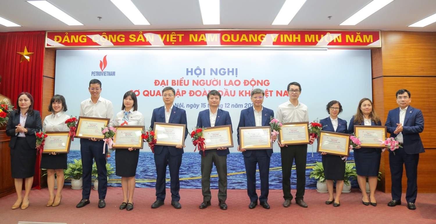 Việc tuyên dương, khen thưởng kịp thời gương NLĐ tiêu biểu, các cá nhân có thành tích xuất sắc đã tạo hiệu ứng truyền thông tốt, qua đó khích lệ, động viên cán bộ, đoàn viên, NLĐ tiếp tục phát huy văn hóa người Dầu khí để vượt qua thách thức, có nhiều đóng góp trong xây dựng tổ chức Công đoàn và Tập đoàn phát triển vững mạnh Việc tuyên dương, khen thưởng kịp thời gương NLĐ tiêu biểu, các cá nhân có thành tích xuất sắc đã tạo hiệu ứng truyền thông tốt, qua đó khích lệ, động viên cán bộ, đoàn viên, NLĐ tiếp tục phát huy văn hóa người Dầu khí để vượt qua thách thức, có nhiều đóng góp trong xây dựng tổ chức Công đoàn và Tập đoàn phát triển vững mạnh