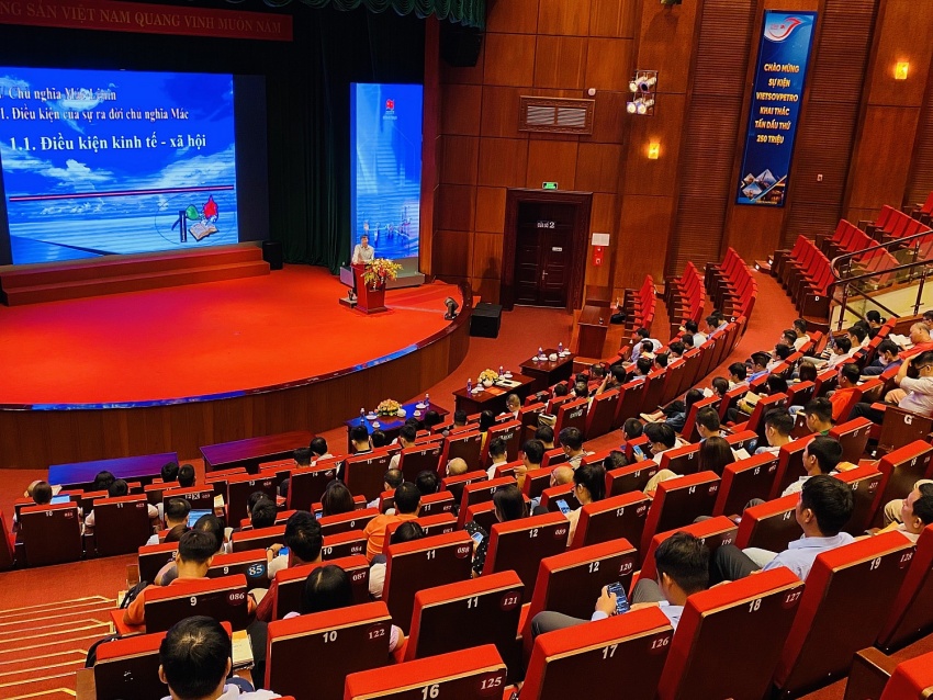 Đảng ủy Tập đoàn khai giảng lớp Bồi dưỡng lý luận chính trị cho đảng viên mới năm 2024 khu vực Vũng Tàu Đảng ủy Tập đoàn khai giảng lớp Bồi dưỡng lý luận chính trị cho đảng viên mới năm 2024 khu vực Vũng Tàu