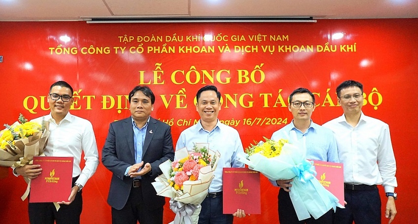Ông Nguyễn Xuân Cường - Tổng giám đốc PV Drilling và ông Nguyễn Thế Sơn – Thành viên HĐQT trao Quyết định và hoa chúc mừng các cán bộ: Võ Xuân Huy – Phó Ban phụ trách Ban Phát triển kinh doanh, Phạm Anh Tuấn – Chánh Văn phòng Đảng ủy kiêm Phó Ban Nhân sự - Đào tạo và Nguyễn Trọng Lân – Phó Ban Kế hoạch – Đầu tư PV Drilling công bố và trao các quyết định về công tác cán bộ
