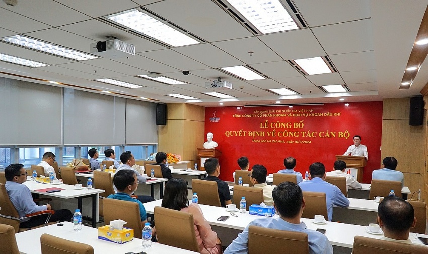 Giám đốc Xí nghiệp Điều hành khoan Lại Hoàng Anh phát biểu nhận nhiệm vụ PV Drilling công bố và trao các quyết định về công tác cán bộ