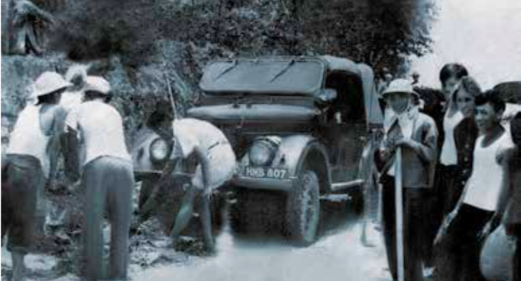 Đoàn của chuyên gia S.K. Kitovani tại một tỉnh miền núi phía Bắc năm 1961. (Ảnh tư liệu).