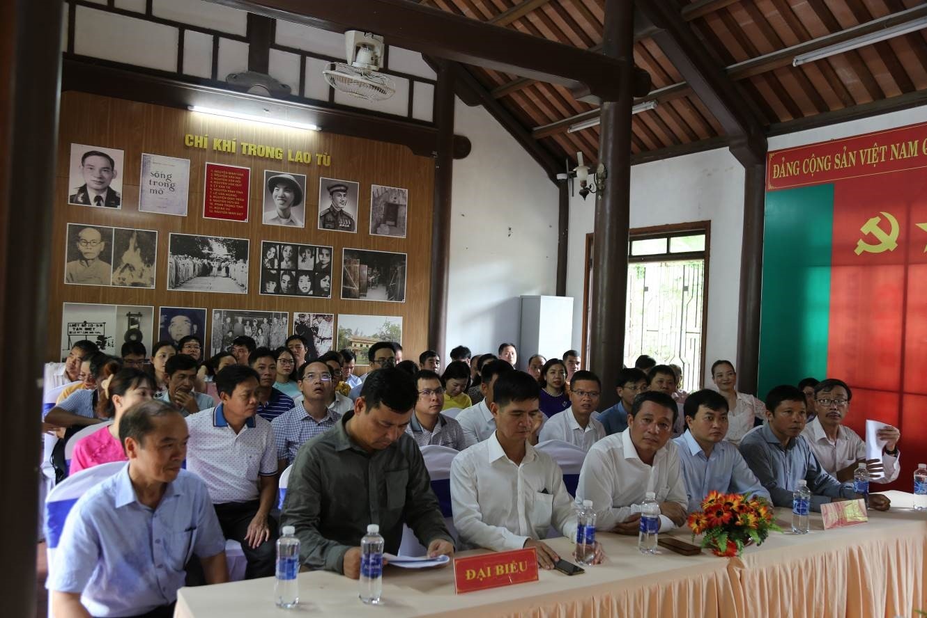 Đồng chí Lương Thế Vũ – Ủy viên BCH Đảng bộ, Phó Giám đốc Công ty phát biểu chỉ đạo buổi sinh hoạt chuyên đề “Một đội ngũ, một mục tiêu” Đồng chí Lương Thế Vũ – Ủy viên BCH Đảng bộ, Phó Giám đốc Công ty phát biểu chỉ đạo buổi sinh hoạt chuyên đề “Một đội ngũ, một mục tiêu”