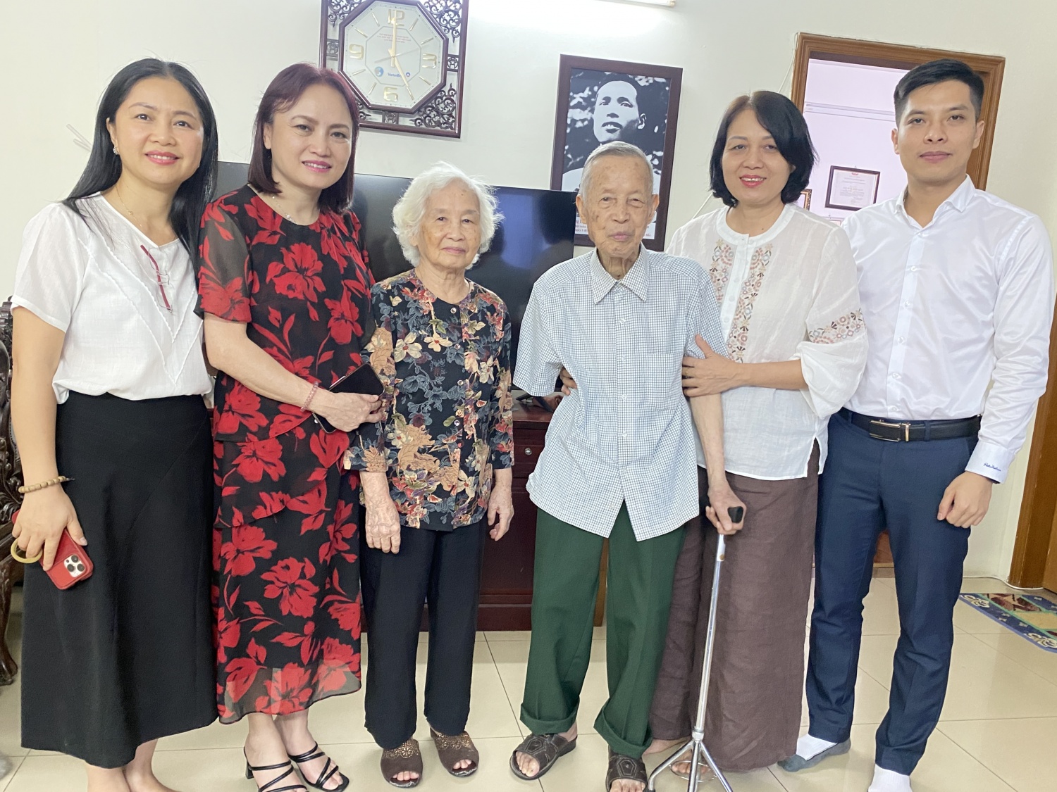 Đoàn công tác chụp ảnh lưu niệm cùng gia đình Anh hùng Lực lượng Vũ trang Nhân dân La Văn Cầu CĐ DKVN thăm, tặng quà tri ân Đại tá, Anh hùng Lực lượng Vũ trang Nhân dân La Văn Cầu