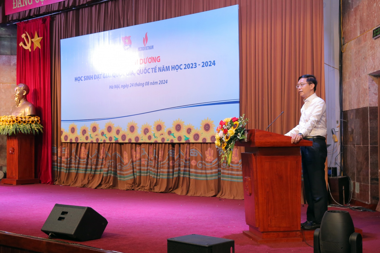 Petrovietnam tuyên dương học sinh đạt thành tích cao trong các kỳ thi quốc gia năm học 2023 - 2024 Petrovietnam tuyên dương học sinh đạt thành tích cao trong các kỳ thi quốc gia năm học 2023 - 2024