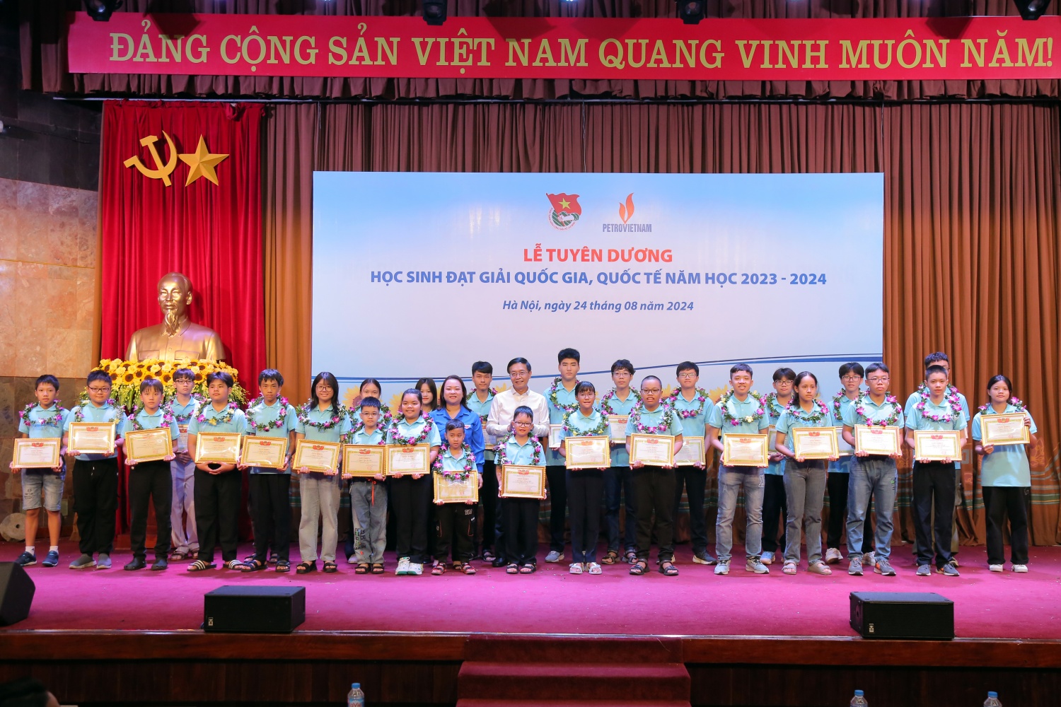 Petrovietnam tuyên dương học sinh đạt thành tích cao trong các kỳ thi quốc gia năm học 2023 - 2024 Petrovietnam tuyên dương học sinh đạt thành tích cao trong các kỳ thi quốc gia năm học 2023 - 2024