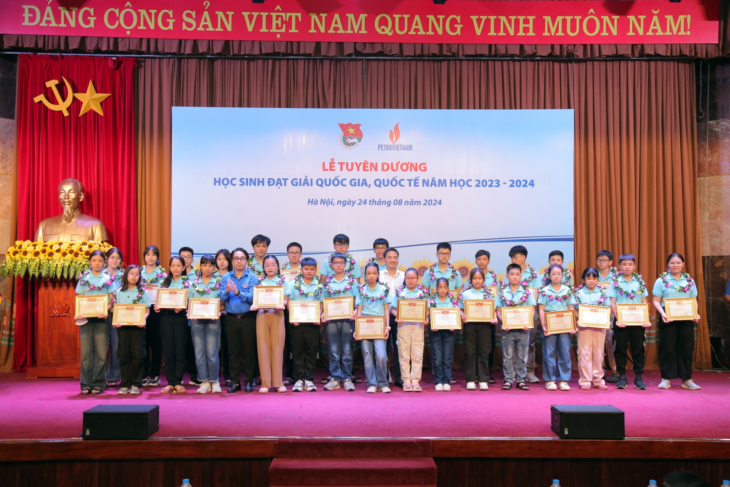 Petrovietnam tuyên dương học sinh đạt thành tích cao trong các kỳ thi quốc gia năm học 2023 - 2024 Petrovietnam tuyên dương học sinh đạt thành tích cao trong các kỳ thi quốc gia năm học 2023 - 2024