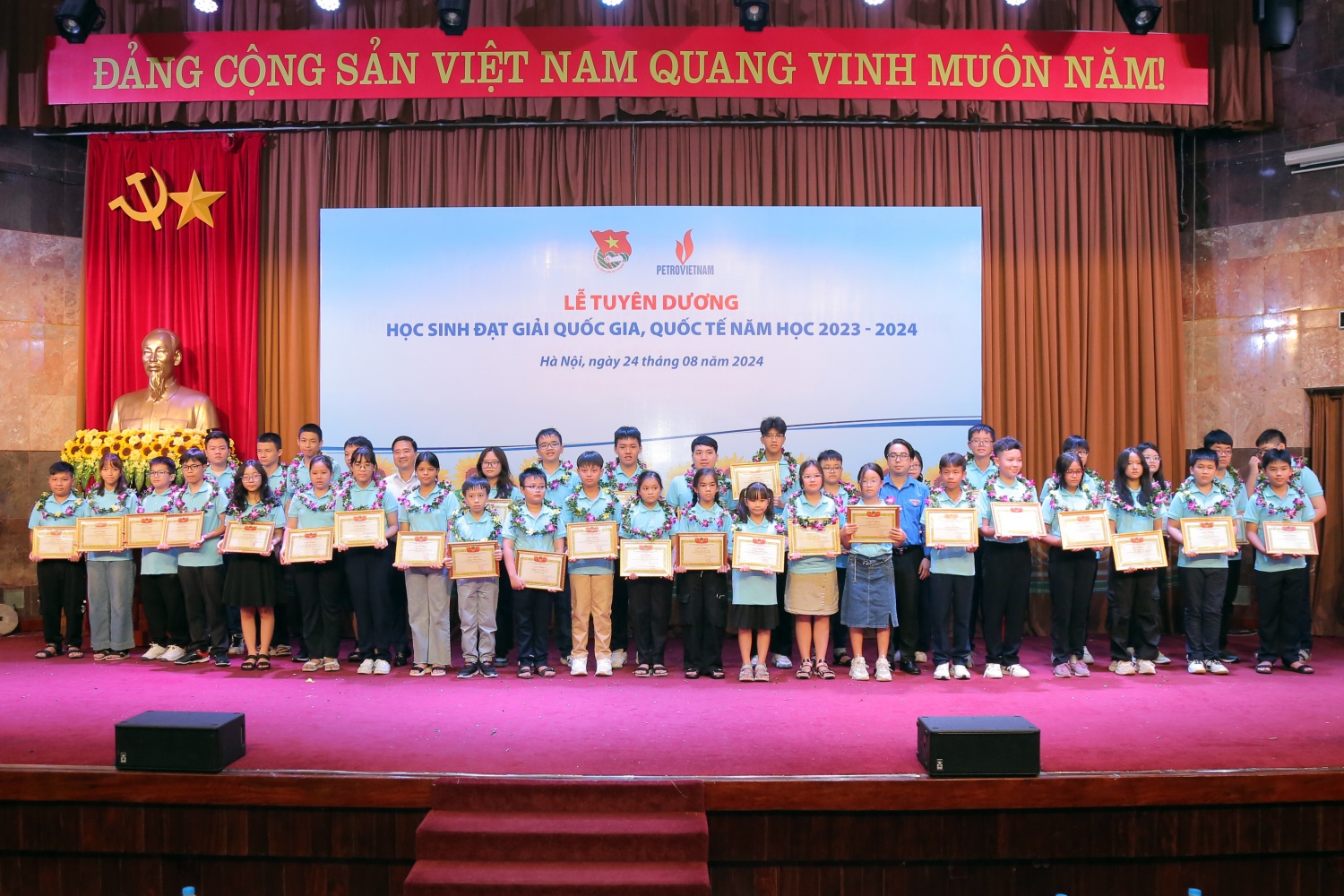 Petrovietnam tuyên dương học sinh đạt thành tích cao trong các kỳ thi quốc gia năm học 2023 - 2024 Petrovietnam tuyên dương học sinh đạt thành tích cao trong các kỳ thi quốc gia năm học 2023 - 2024