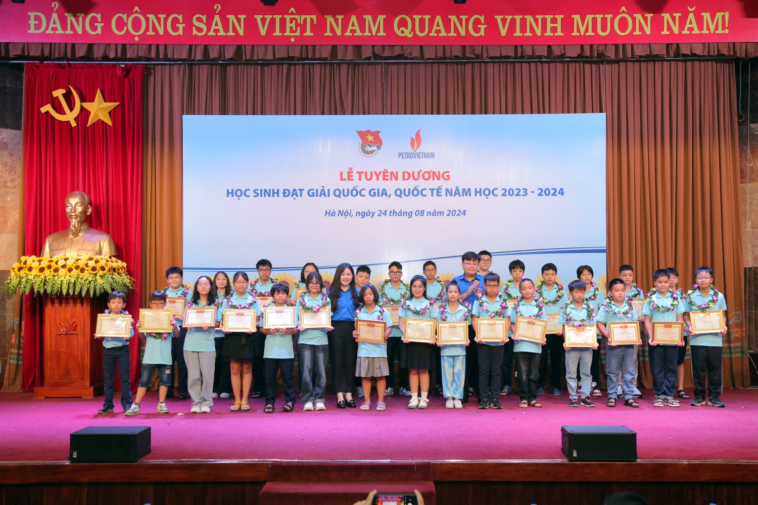 Petrovietnam tuyên dương học sinh đạt thành tích cao trong các kỳ thi quốc gia năm học 2023 - 2024 Petrovietnam tuyên dương học sinh đạt thành tích cao trong các kỳ thi quốc gia năm học 2023 - 2024
