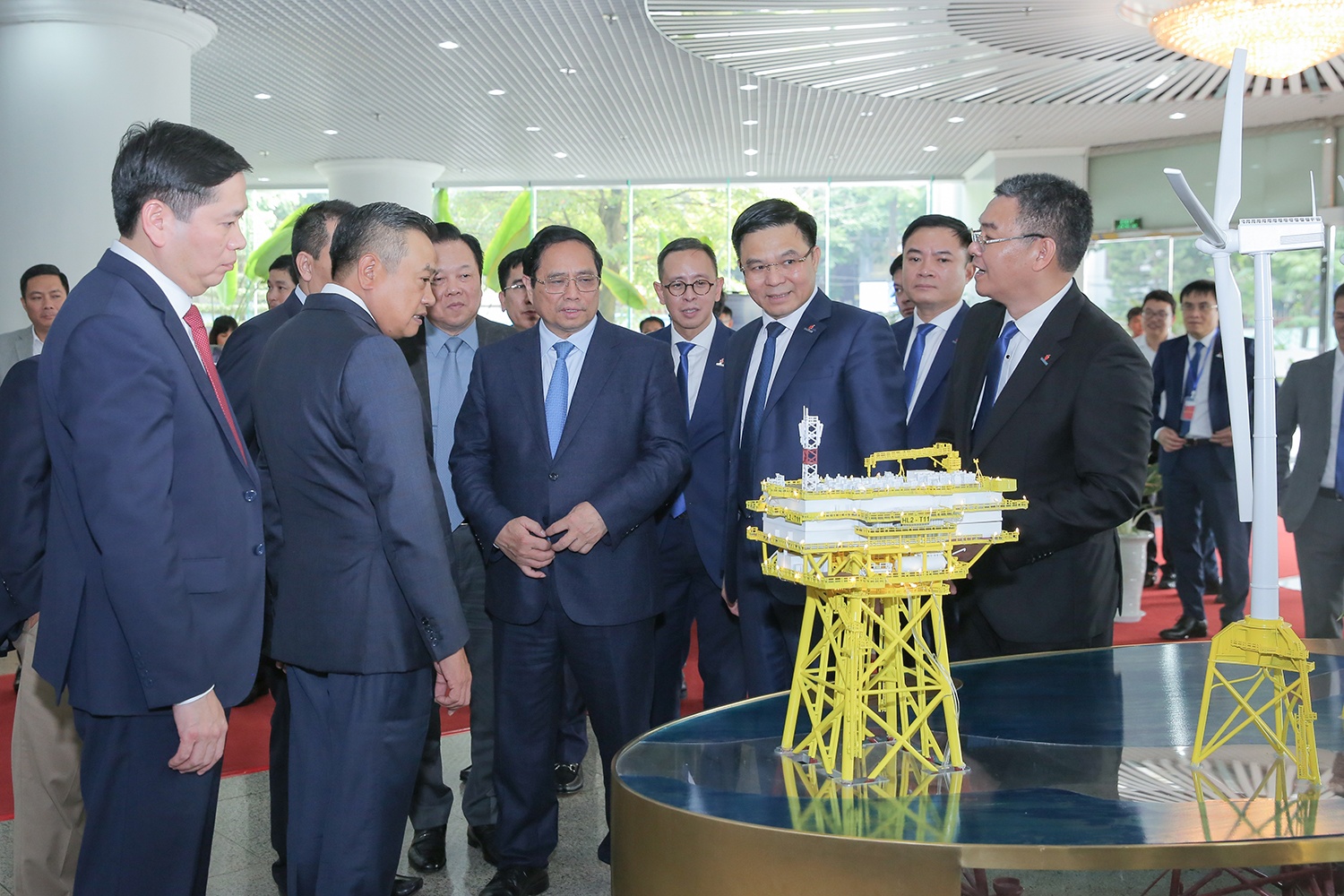 Lãnh đạo Petrovietnam giới thiệu với Thủ tướng Chính phủ Phạm Minh Chính về khả năng tham gia vào lĩnh vực điện gió ngoài khơi Điện gió ngoài khơi – Động lực mới cho sự phát triển bền vững của Petrovietnam