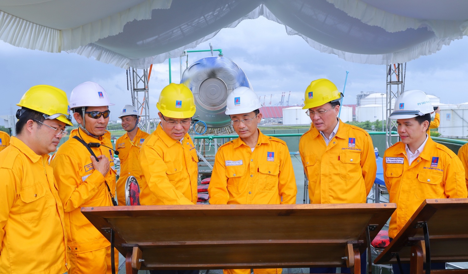 Thời cơ mới, vận hội mới để Petrovietnam phát triển thần tốc Đồng chí Lê Mạnh Hùng, Bí thư Đảng ủy, Chủ tịch HĐTV Petrovietnam khảo sát kho cảng LNG Thị Vải