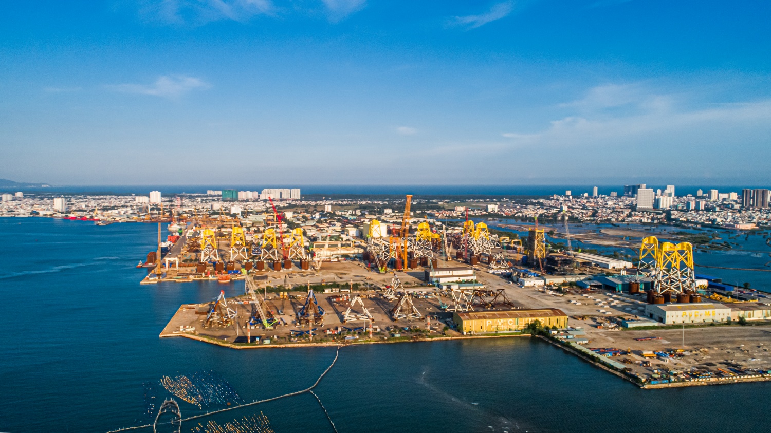 Thời cơ mới, vận hội mới để Petrovietnam phát triển thần tốc Cảng thi công chân đế điện gió ngoài khơi của PTSC