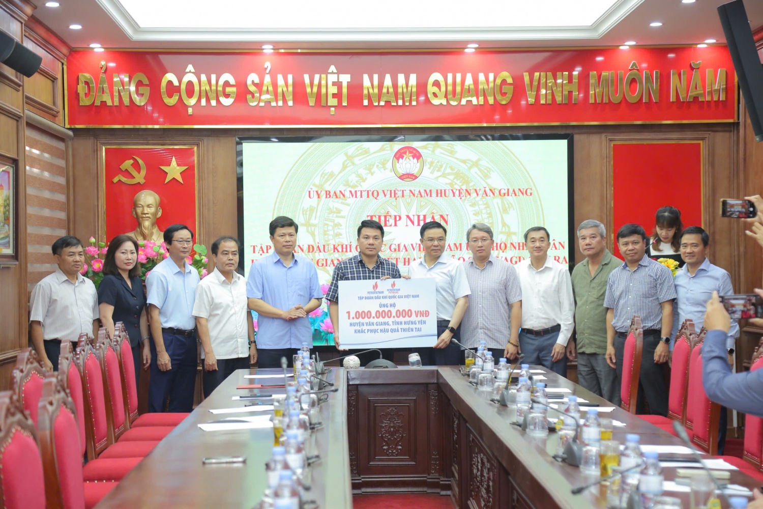 Petrovietnam hỗ trợ tỉnh Hưng Yên 4 tỷ đồng khắc phục hậu quả do bão số 3 gây ra Petrovietnam hỗ trợ tỉnh Hưng Yên khắc phục hậu quả do bão số 3 gây ra