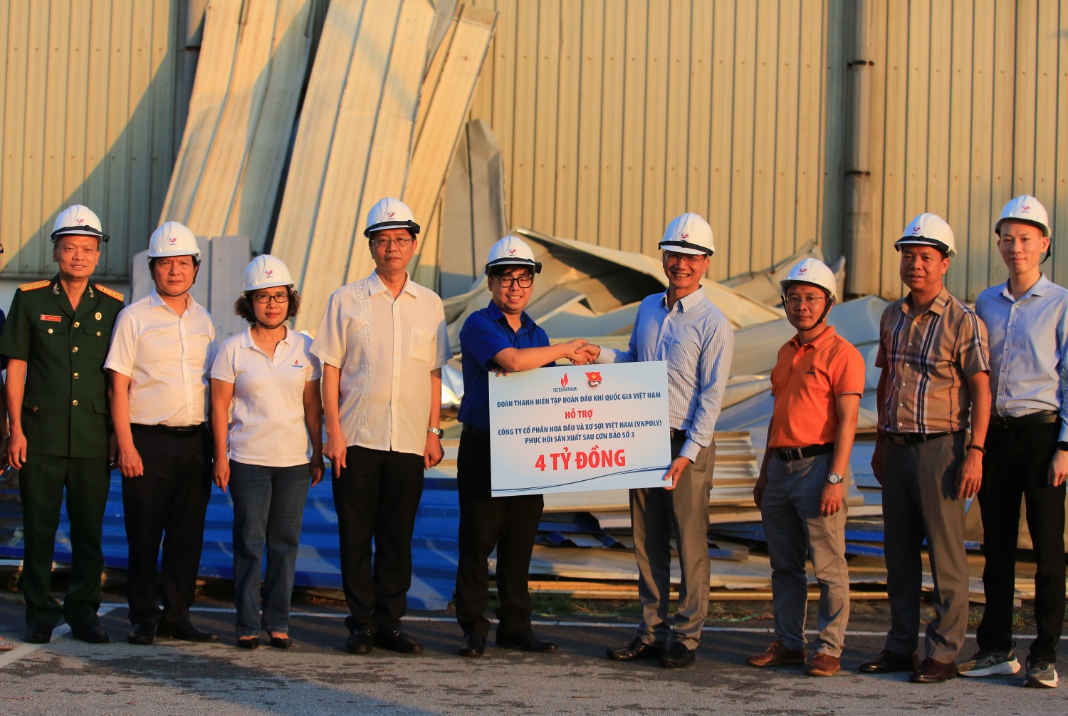 Petrovietnam hỗ trợ khắc phục cơn bão số 3 tại Hải Phòng Petrovietnam hỗ trợ khắc phục cơn bão số 3 tại Hải Phòng