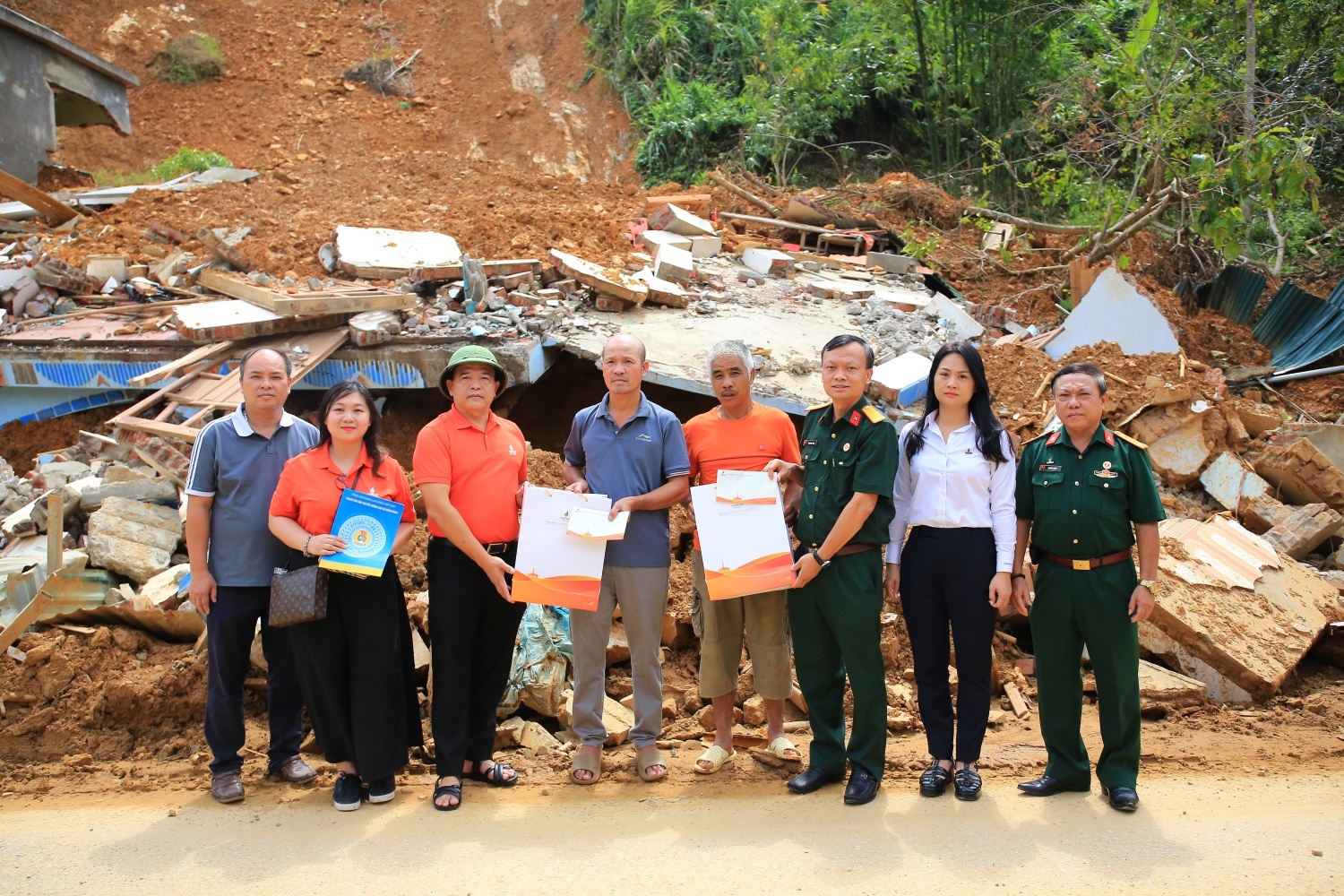 Muôn vàn yêu thương, người Dầu khí hướng về bà con vùng lũ Muôn vàn yêu thương, người Dầu khí hướng về bà con vùng lũ