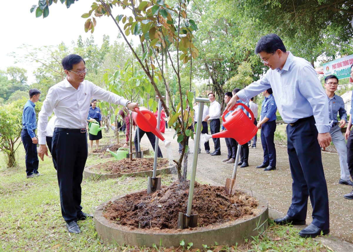 Tấm lòng bà con Cà Mau với Bác Hồ Ông Trần Quang Dũng - Phó Bí thư thường trực Đảng ủy Tập đoàn Dầu khí Quốc gia Việt Nam và lãnh đạo PVCFC trồng cây lưu niệm trong khuôn viên Khu tưởng niệm Bác Hồ