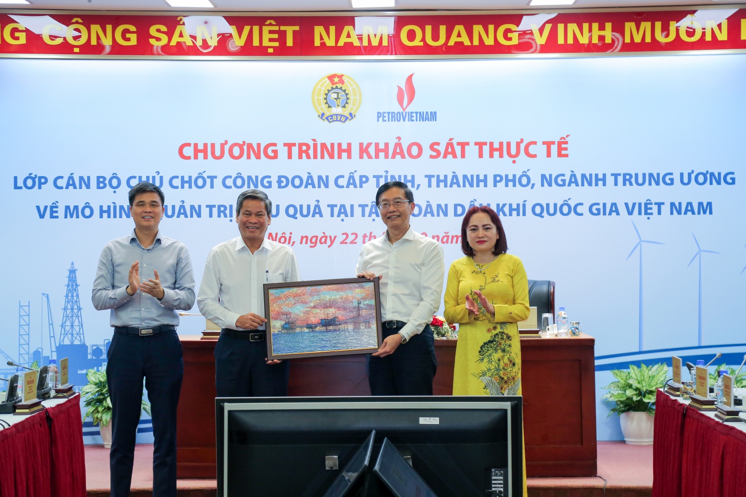 Lớp cán bộ chủ chốt công đoàn cấp tỉnh, thành phố, ngành trung ương khảo sát thực tế tại Petrovietnam Lớp cán bộ chủ chốt công đoàn cấp tỉnh, thành phố, ngành Trung ương khảo sát thực tế tại Petrovietnam