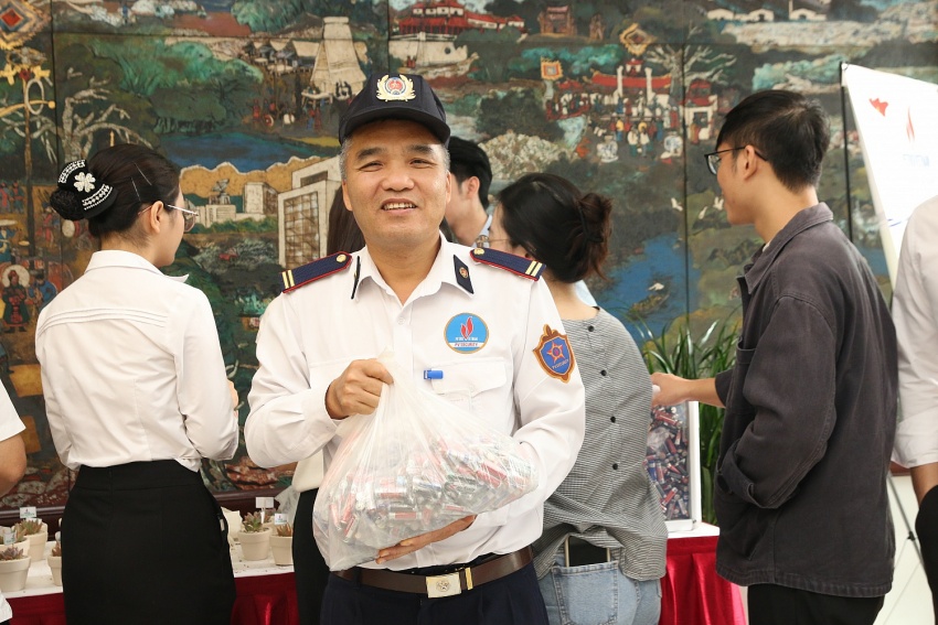 Đoàn Thanh niên Cơ quan Tập đoàn tổ chức chương trình “Đổi pin cũ lấy cây xanh – Bảo vệ môi trường”