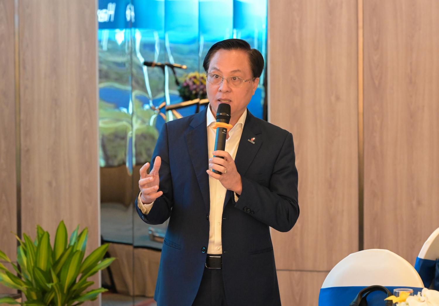 Ông Bùi Minh Tiến trao đổi tại Hội thảo Ông Bùi Minh Tiến trao đổi tại Hội thảo