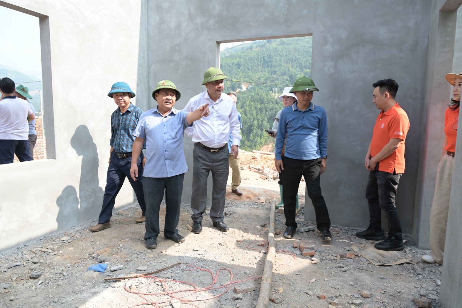 Petrovietnam khảo sát tiến độ thi công dự án tái thiết thôn Kho Vàng Petrovietnam khảo sát tiến độ thi công dự án tái thiết thôn Kho Vàng