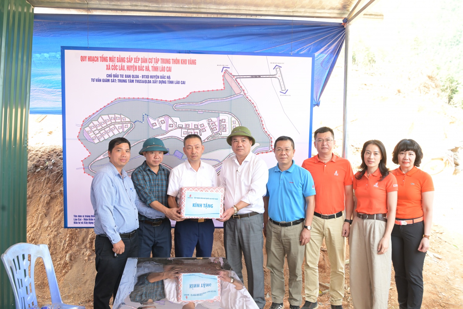 Petrovietnam khảo sát tiến độ thi công dự án tái thiết thôn Kho Vàng Petrovietnam khảo sát tiến độ thi công dự án tái thiết thôn Kho Vàng